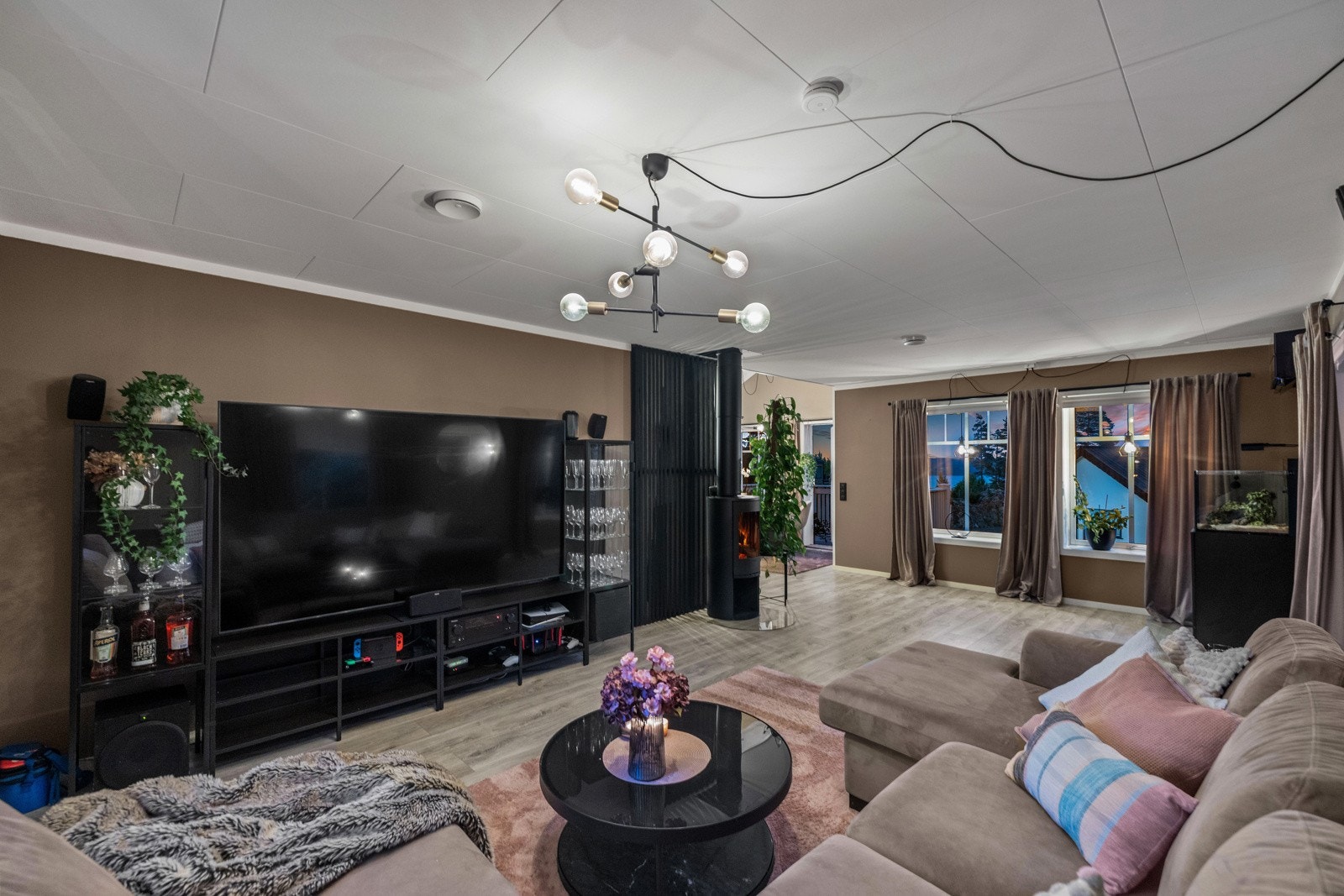 Veggene er malt i tidsriktig farge, og det er slitesterk laminat på gulvet. Galleribilde