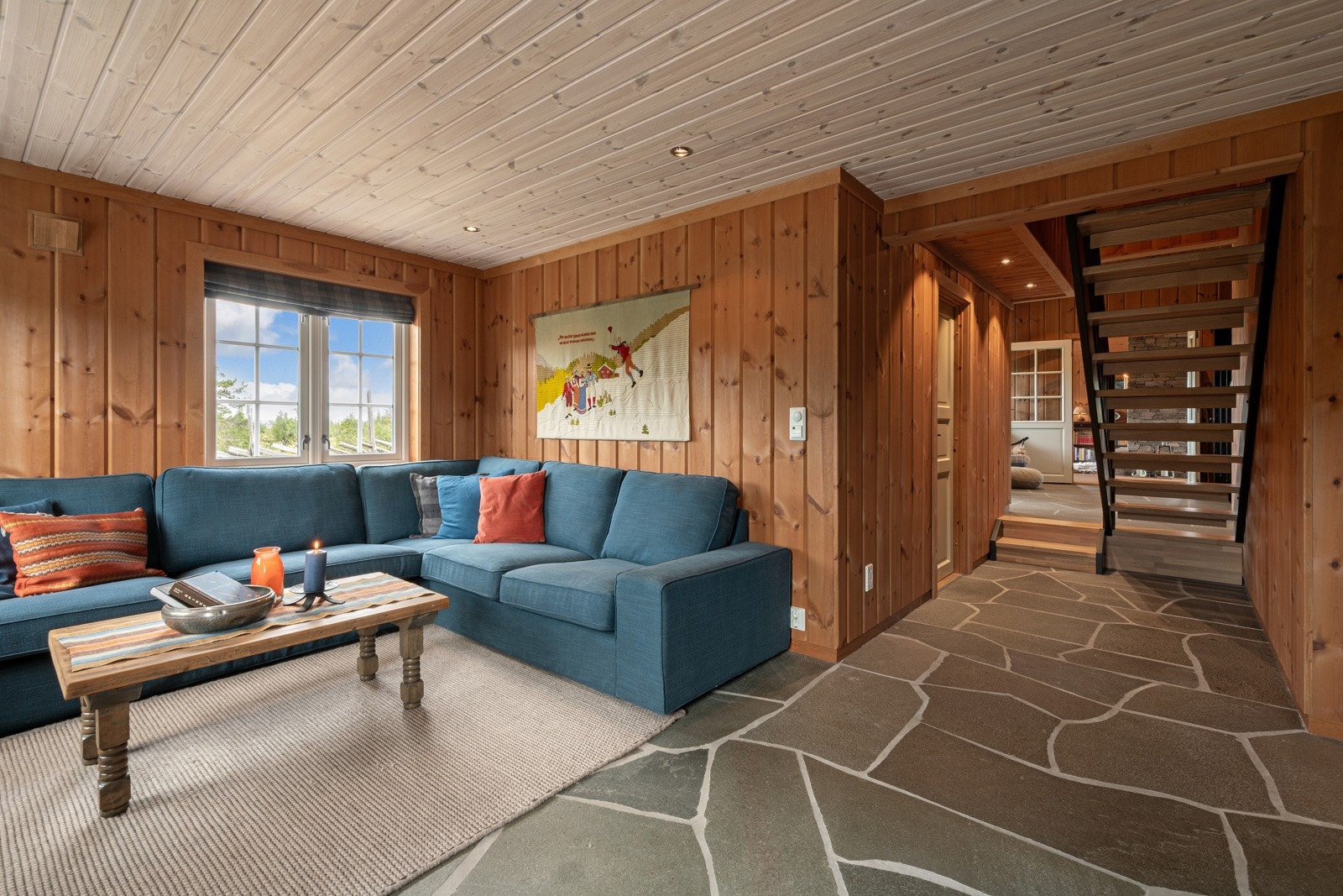 Hytten byr på to stuer i hver sin ende av hytten. Galleribilde