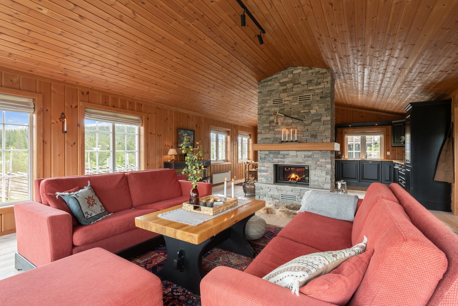 Oppholdsrommet består av lys og luftig stue med åpen løsning mot kjøkkenet. Galleribilde