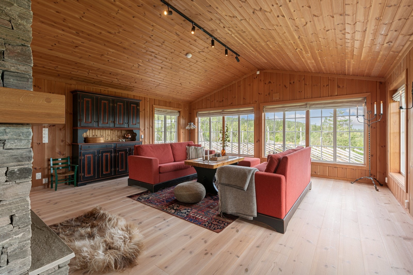 Stuen har hyggelig utsikt over nærområde og gir rikelig med naturlig lys. Galleribilde