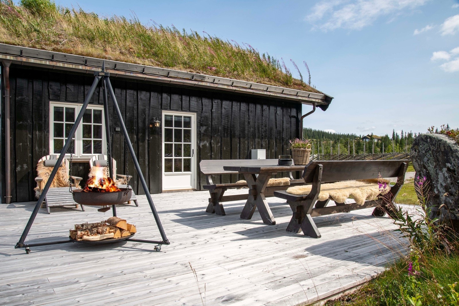 Terrassen og møbelement glir elegant inn i naturen. Galleribilde