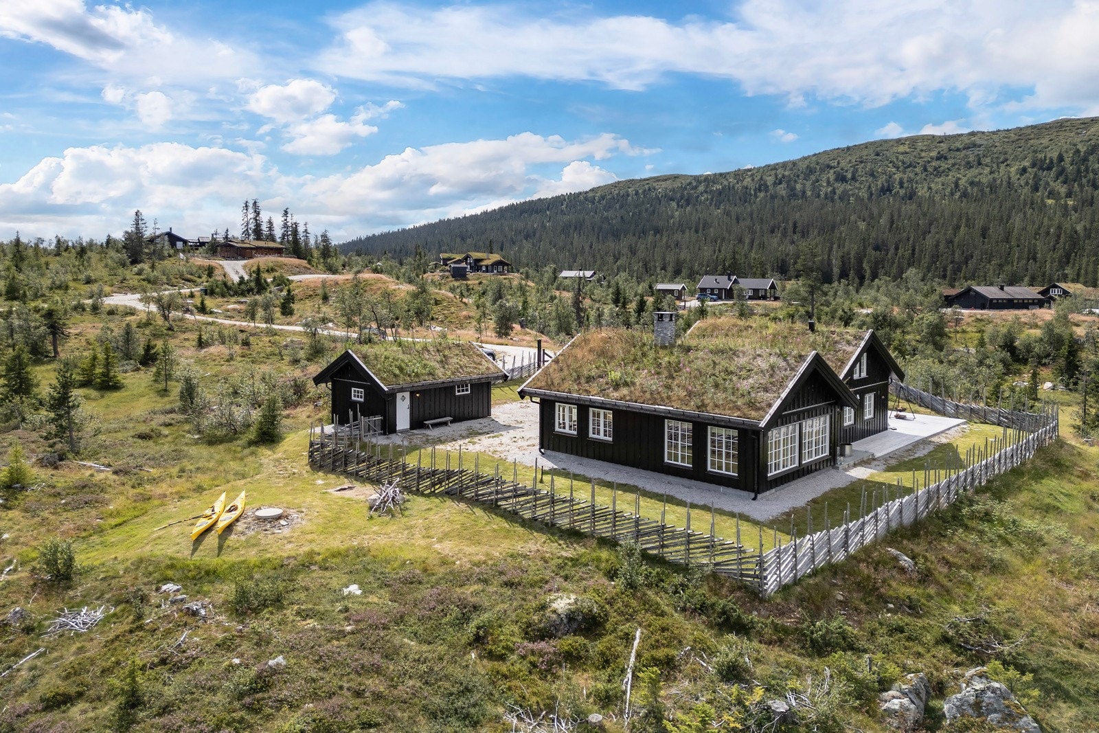 Hytten er bygget i 2017 og holder en høy teknisk standard og har en spennende utforming og familievennlig planløsning. Galleribilde