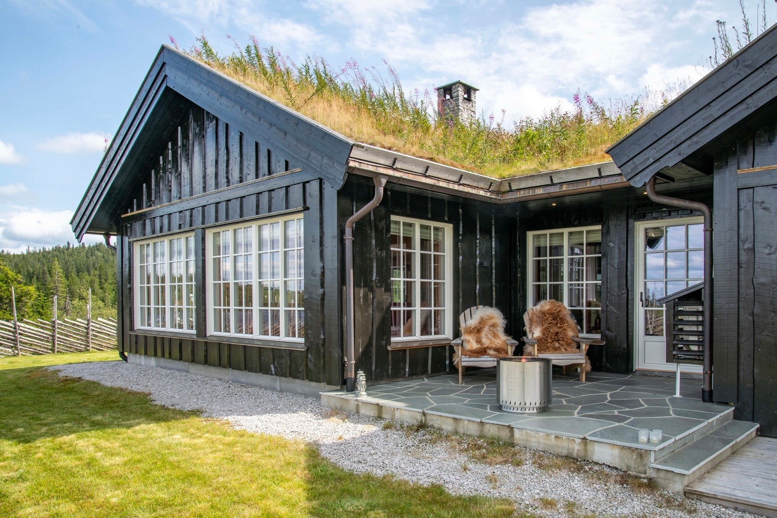 Terrasse ved entré. Galleribilde