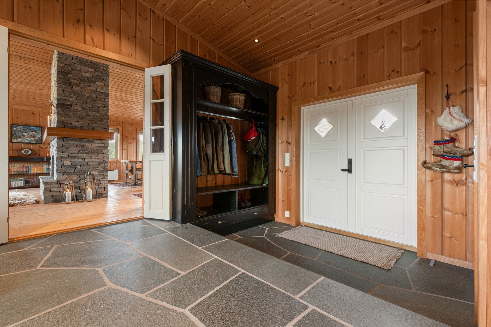 Entréen er innbydende og romslig, med god plass til yttertøy og turutstyr. Galleribilde