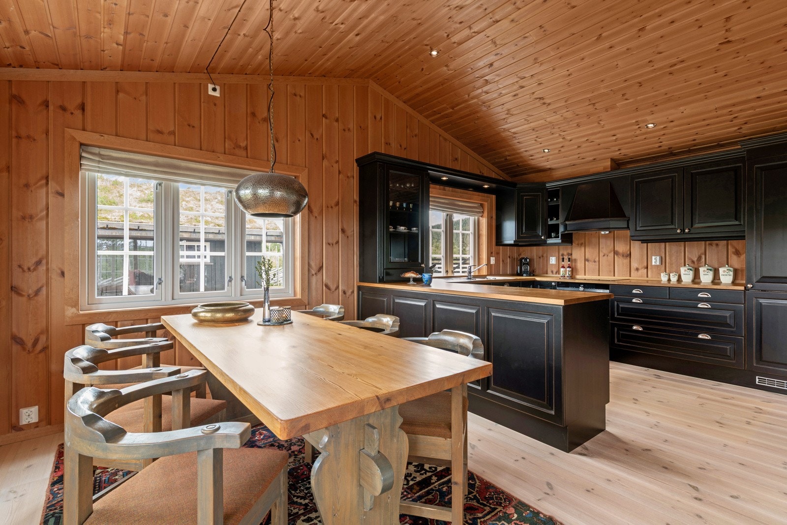 Ved kjøkkenet er det plass til større spisegruppe. Galleribilde