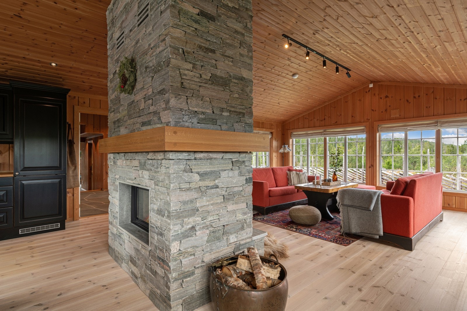 Store vindusflater som rammer inn naturen Galleribilde