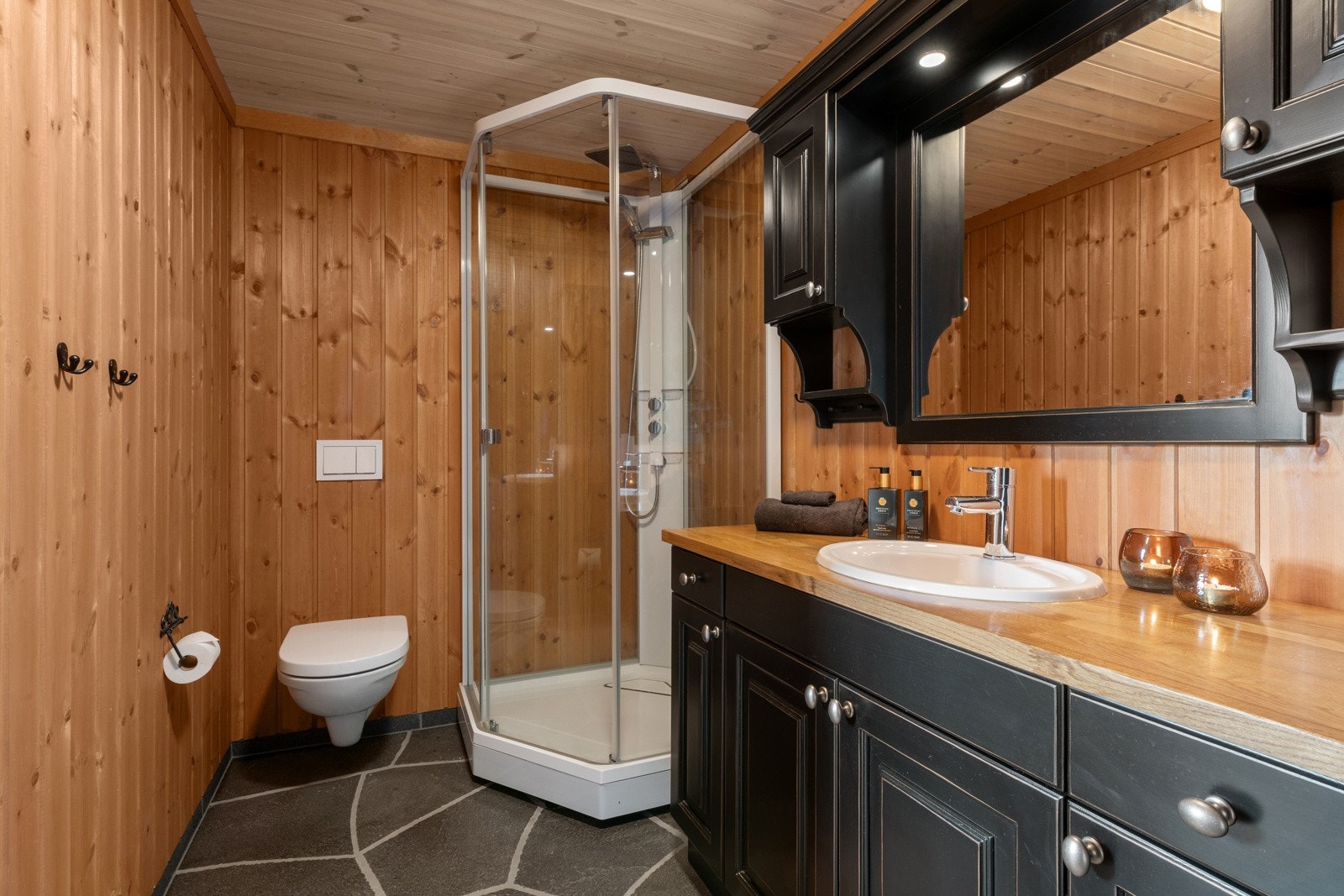 Hytten byr på to baderom - begge av fin størrelse. Galleribilde