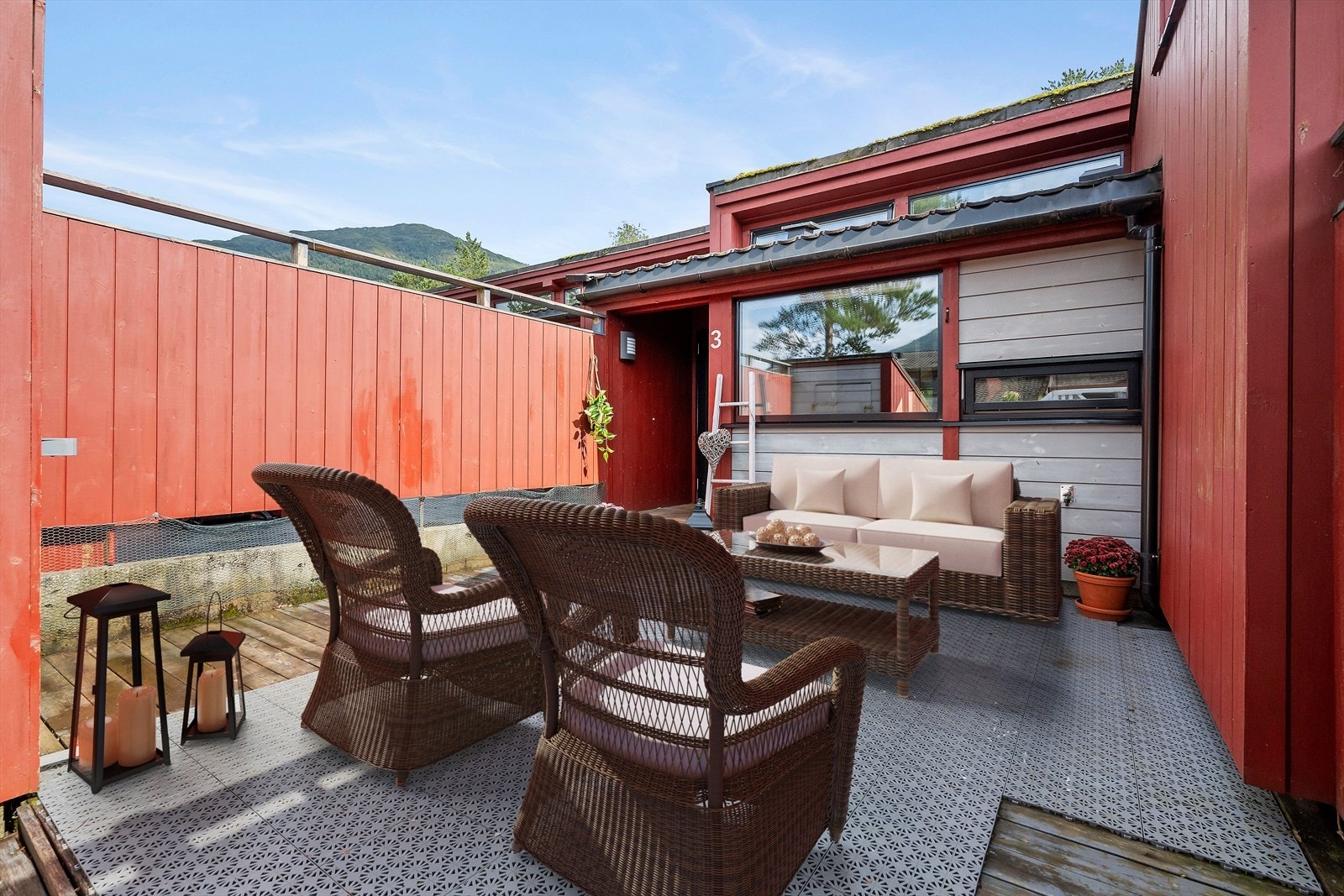 Fint uteområde ved entré. Leilegheita disponerer også naturleg del av fellesareal på baksida Galleribilde