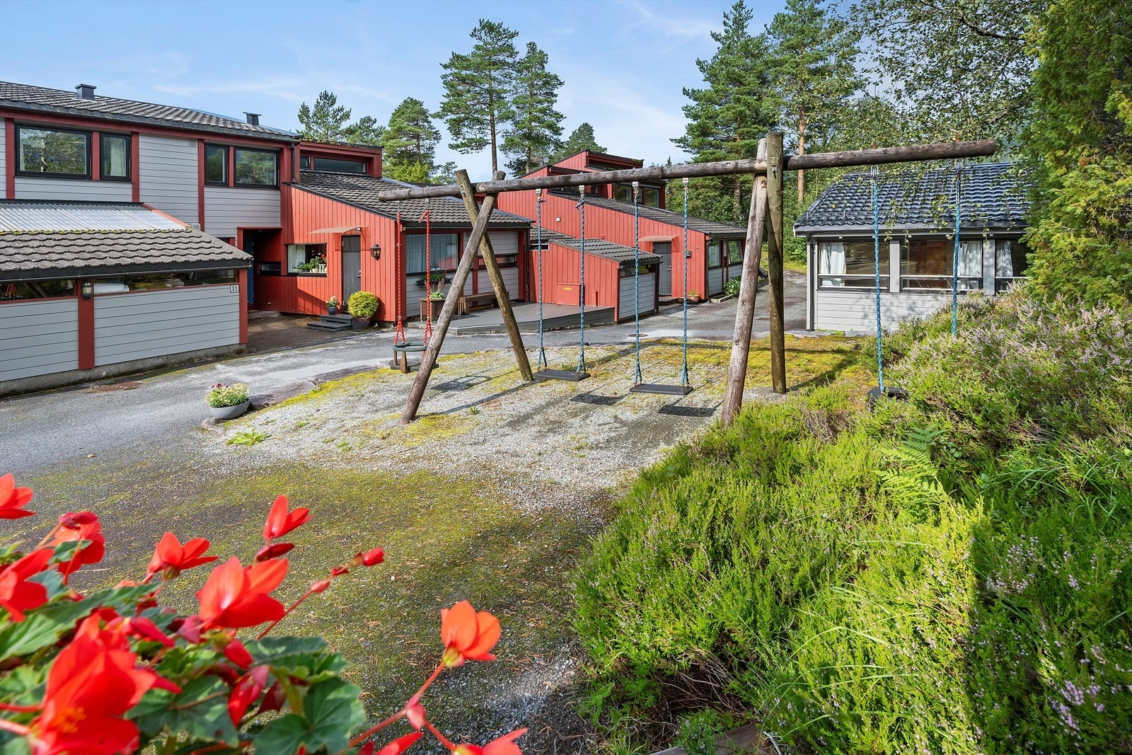 Nærområdet er opparbeidd med hyggelege sosiale soner og leikeplassar Galleribilde