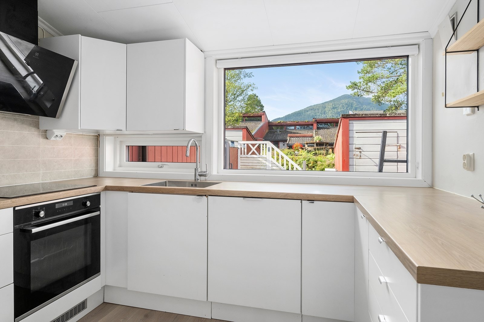 Kjøkkeninnreiinga vart bytt i 2020 og er levert av Epoq Galleribilde