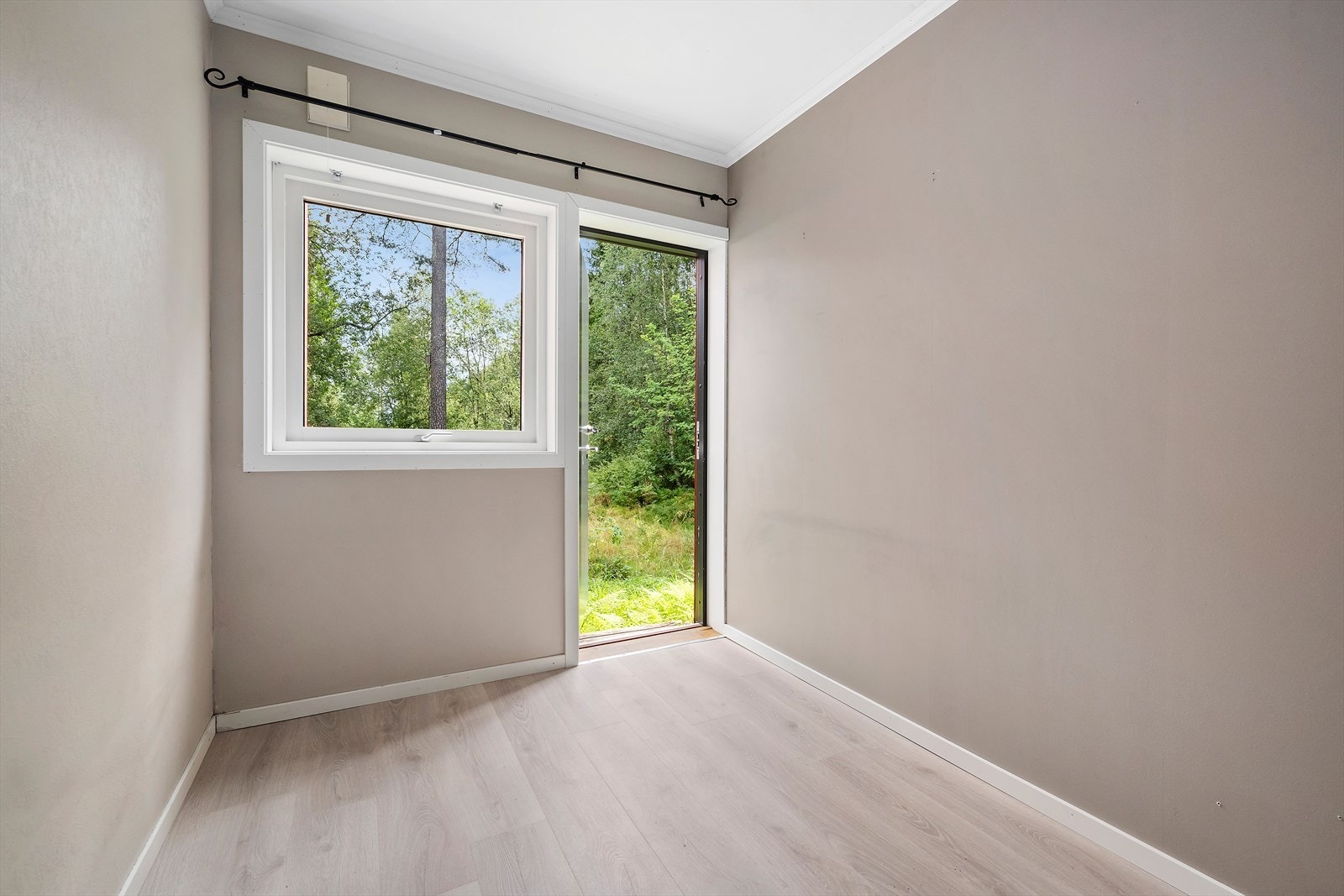 Soverom 2 av 2 med tilkomst til uteområde/hageareal Galleribilde