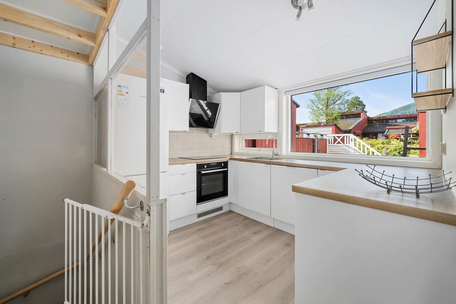 Frå stove gong er det tilkomst til kjøkken Galleribilde