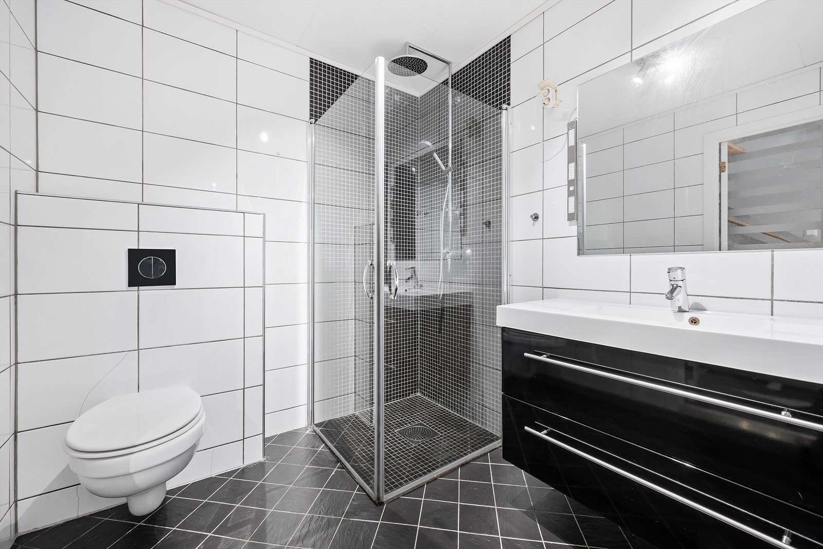 Badet er heilflisa og vart modernisert i 2011 Galleribilde