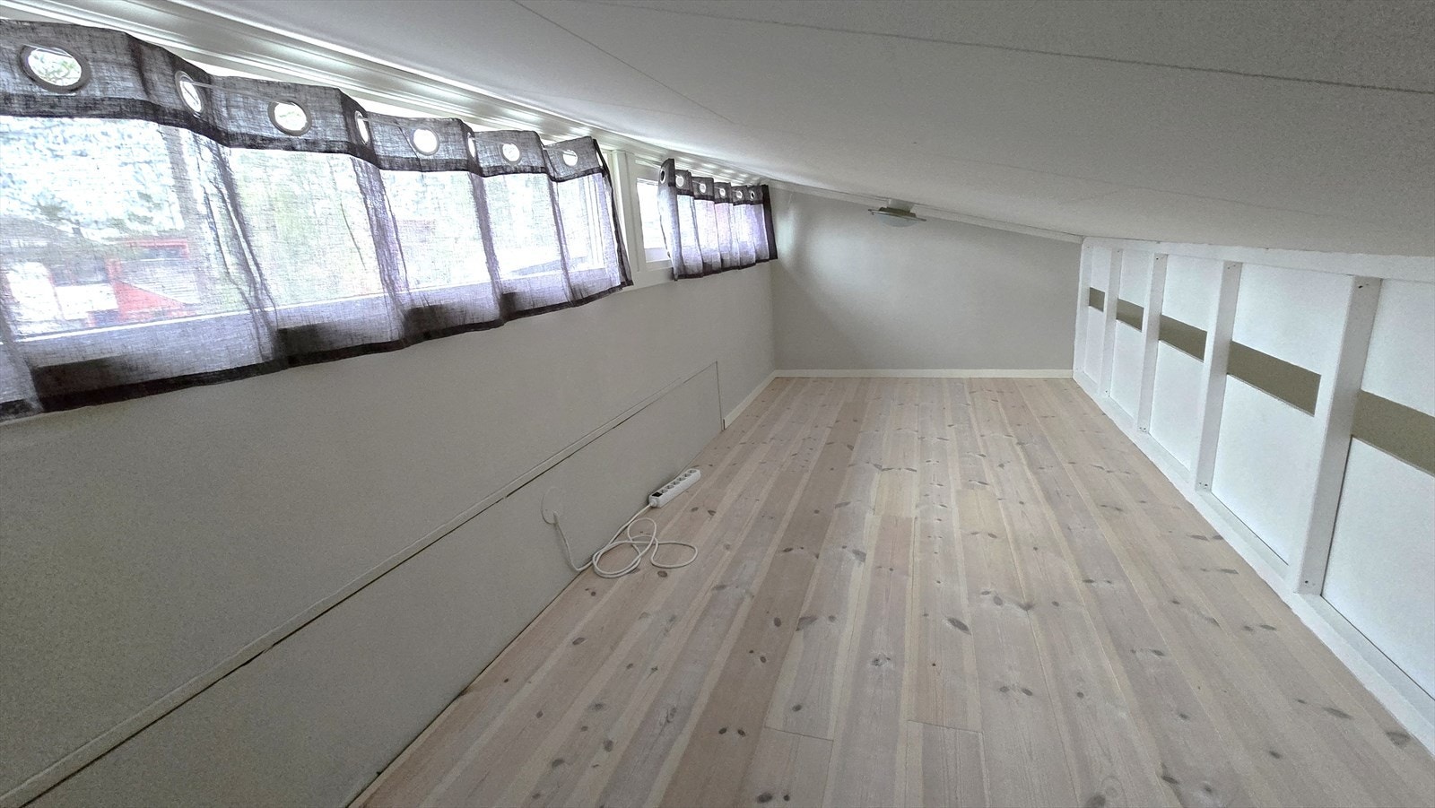 Hems i stova. Perfekt leikerom for barn eller ekstra oppbevaring Galleribilde