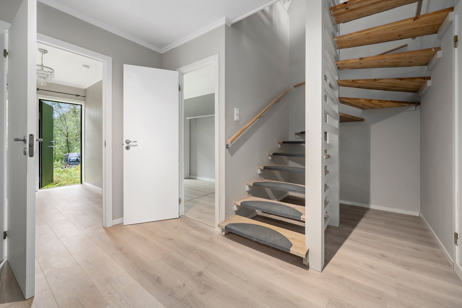 Velkommen ned! Lys og luftig hall med tilkomst til bad, bod 2 soverom og uteområde Galleribilde