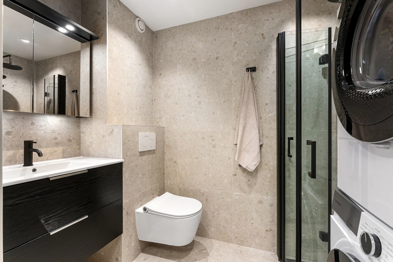 Lekkert og totalrenovert baderom fra 2022 med gulvvarme og downlights Galleribilde