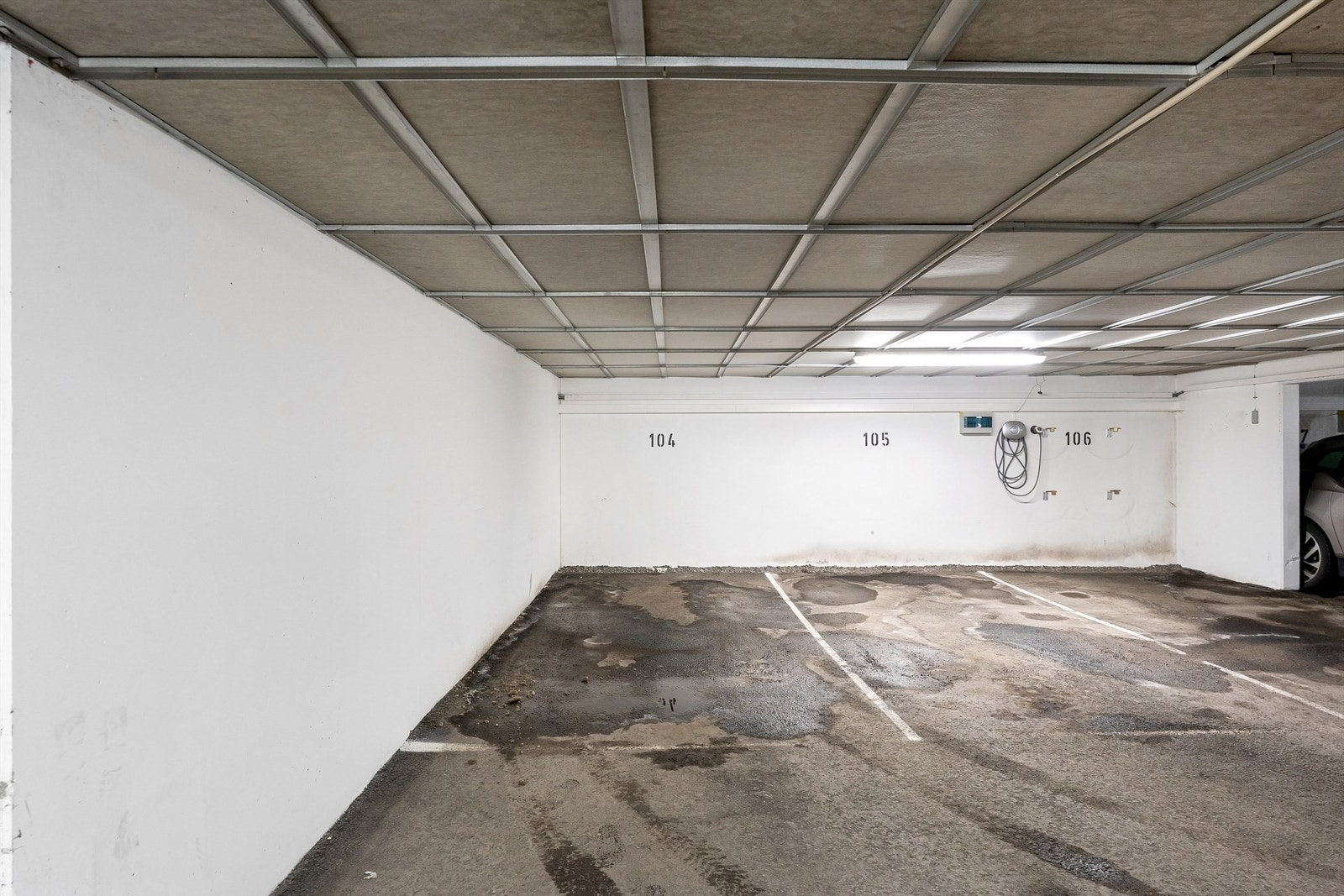 Det medfølger bruksrett til 1 garasjeplass i felles anlegg. Det er lagt til rett for installering av el-bil lader. Det er også godt med gjesteparkeringer på sameiets tomt Galleribilde