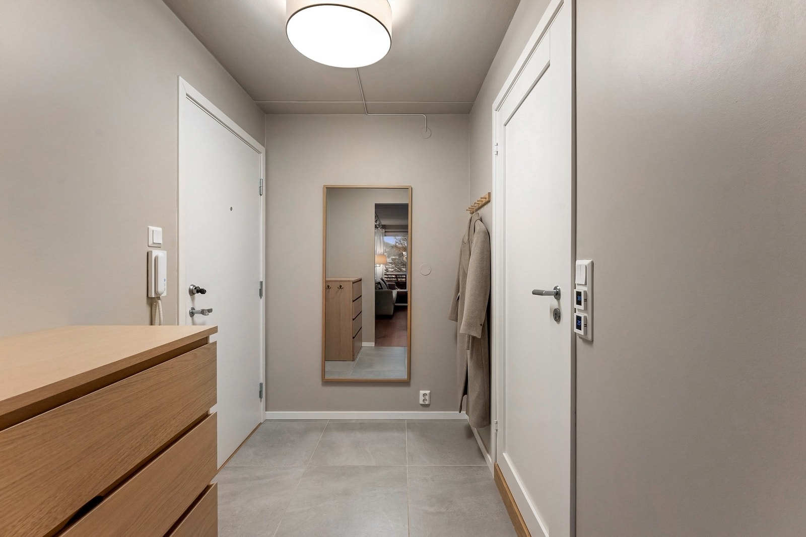 Flislagt entrè med god plass til garderobeløsninger Galleribilde