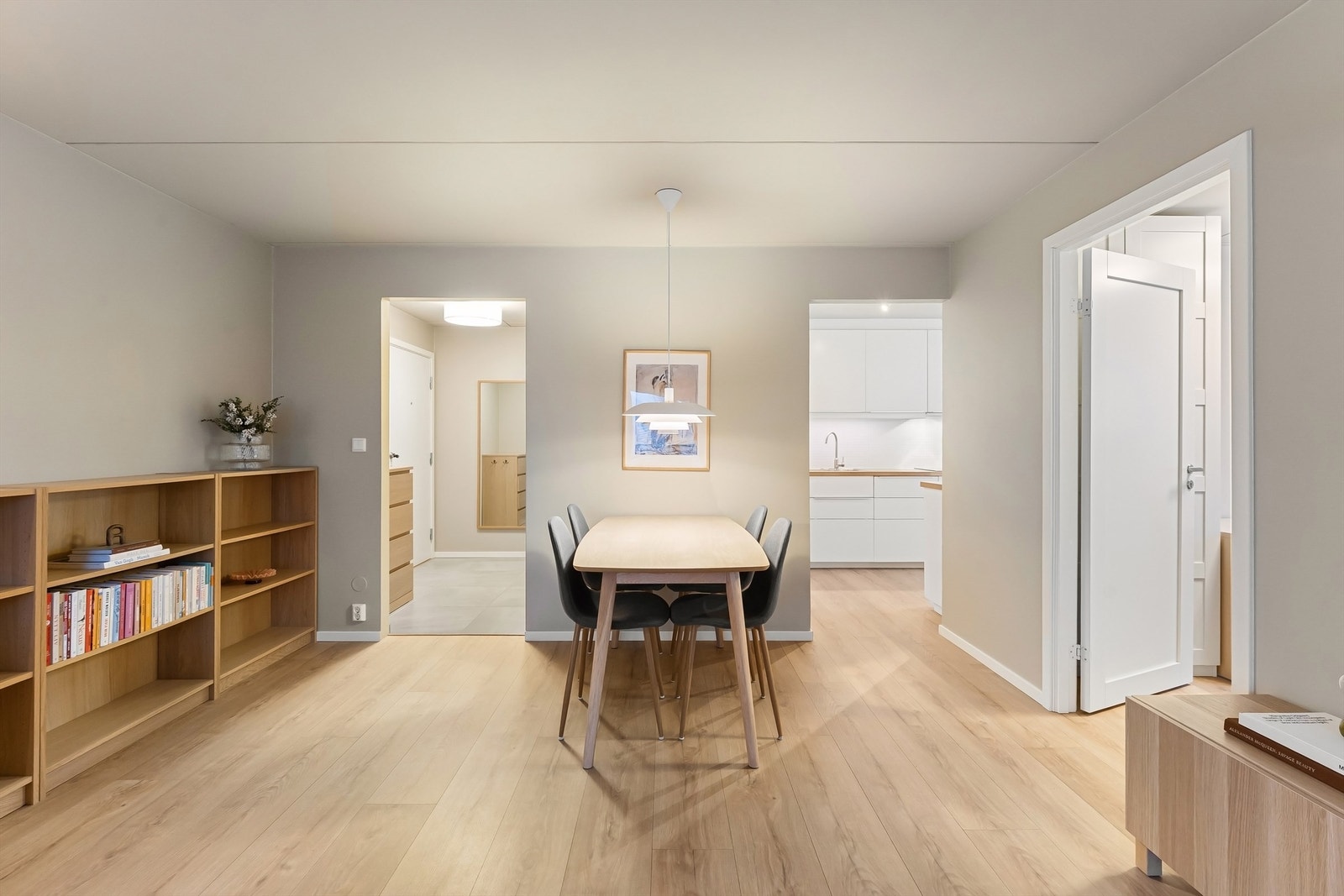 Totalrenovert bad 2022, oppusset overflater og nytt el-anlegg fra 2023 med app styrt belysning Galleribilde