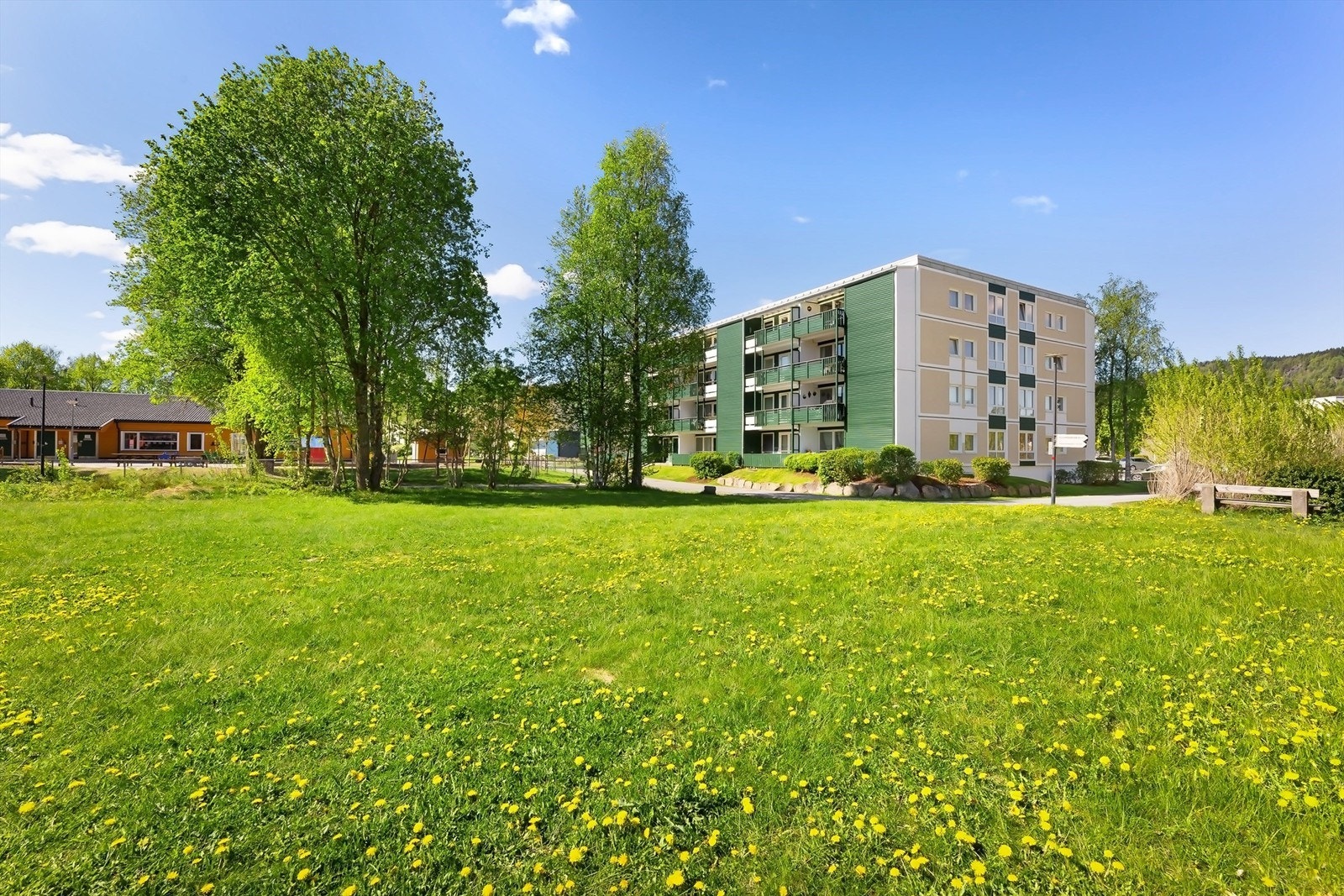 Her bor du i et rolig og barnevennlig område med kort vei til idylliske naturområder og kollektivtransport Galleribilde