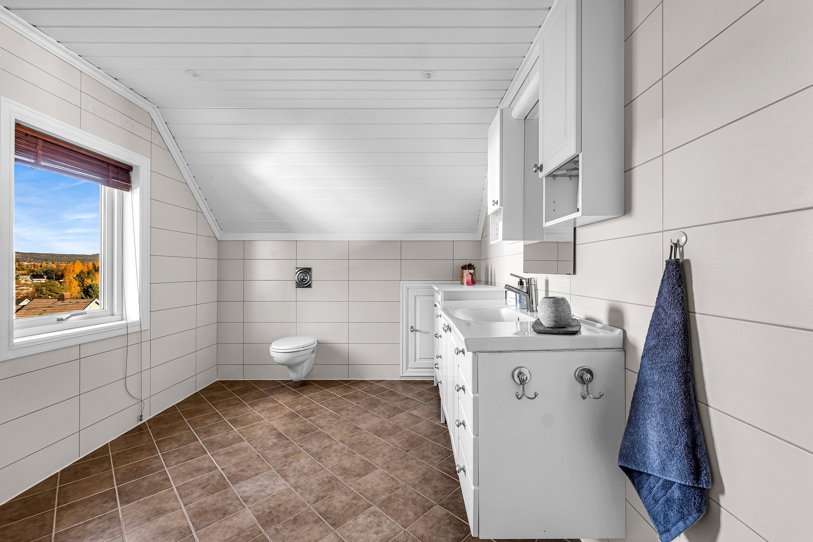 Baderommet ble oppgradert i 2007, ifølge tidligere salgsoppgave, og har flislagte vegger og malt himling. Innredningen består av benkeskap med servant og ettgreps blandebatteri, samt speil med overbelysning. Galleribilde