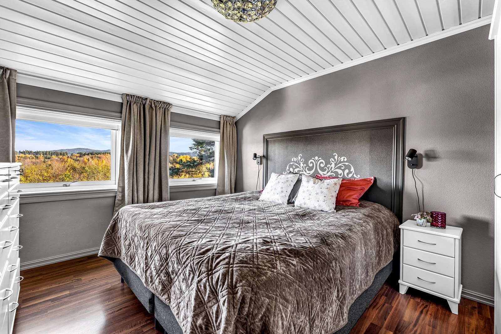 Leiligheten har to soverom av god størrelse. Hovedsoverommet har plass til dobbeltseng, nattbord, garderobeløsning etc. Det andre rommet kan innredes etter ønske, og passer fint som barnerom eller gjesterom. Galleribilde