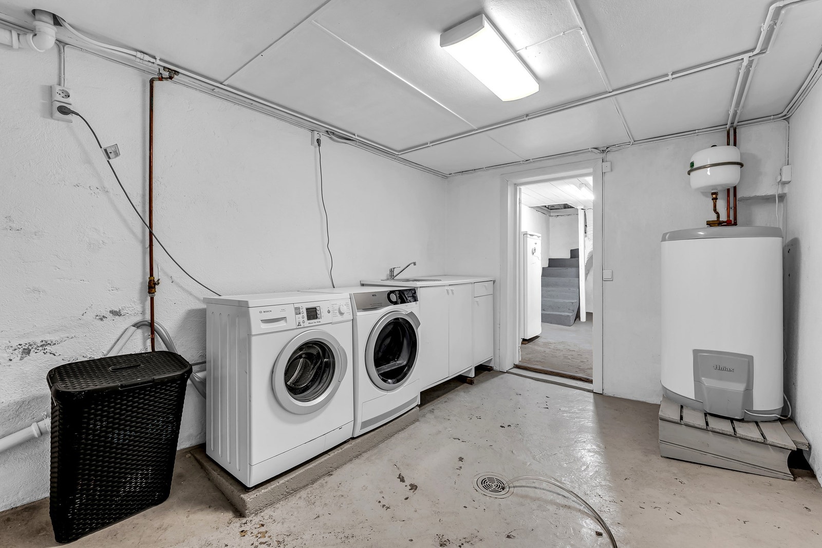 Romslig vaskekjeller som gir god arbeidsplass og effektiv organisering av klesvasken. I kjelleren finner man for øvrig tre praktiske boder - ideelle for oppbevaring av sesongutstyr, verktøy eller annet du vil ha lett tilgjengelig. Galleribilde