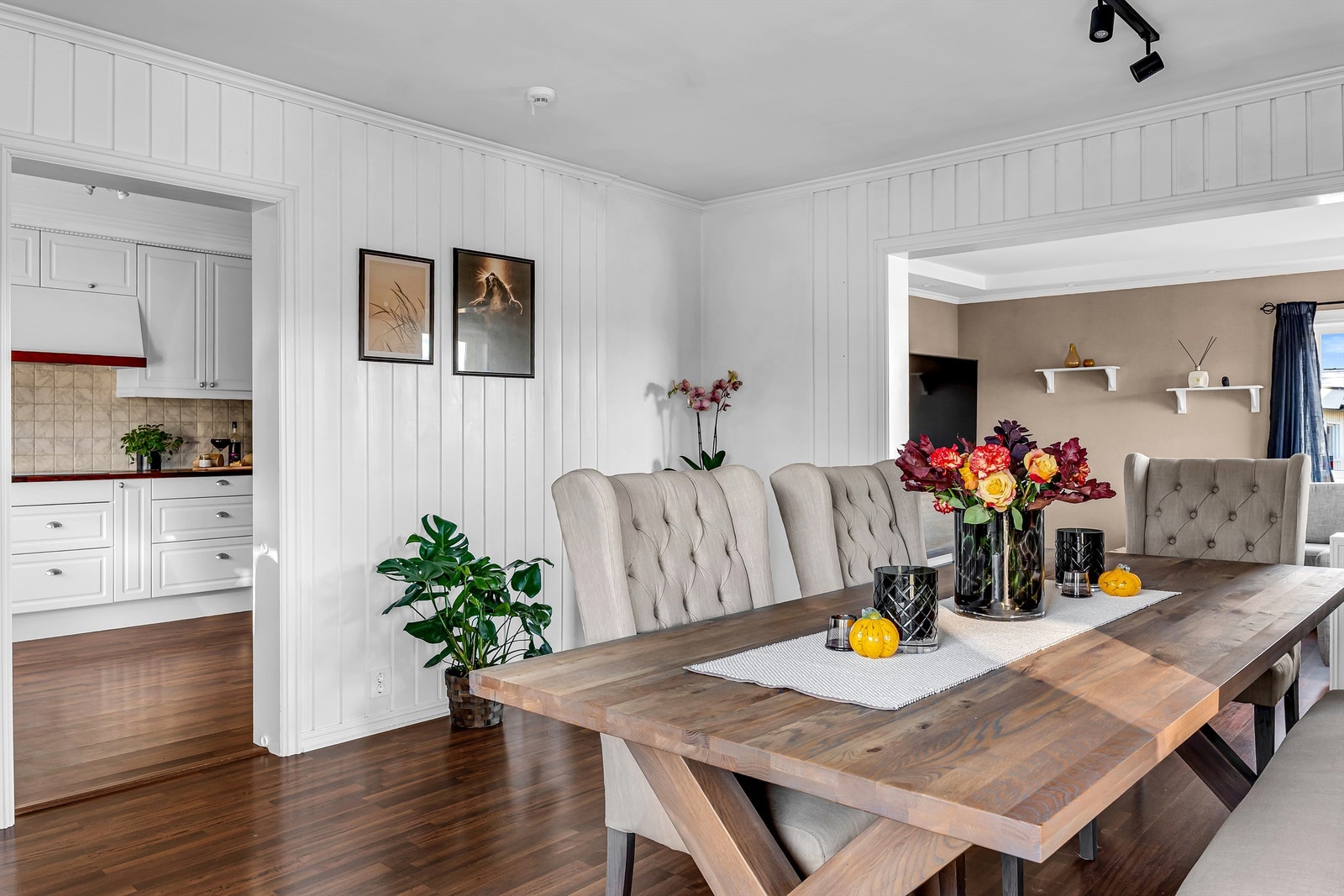 Lys og innbydende stue med plass til sofakrok, Tv-møblement, stuebord m.m. Store vinduer gir godt med naturlig lys og en luftig romfølelse. Galleribilde