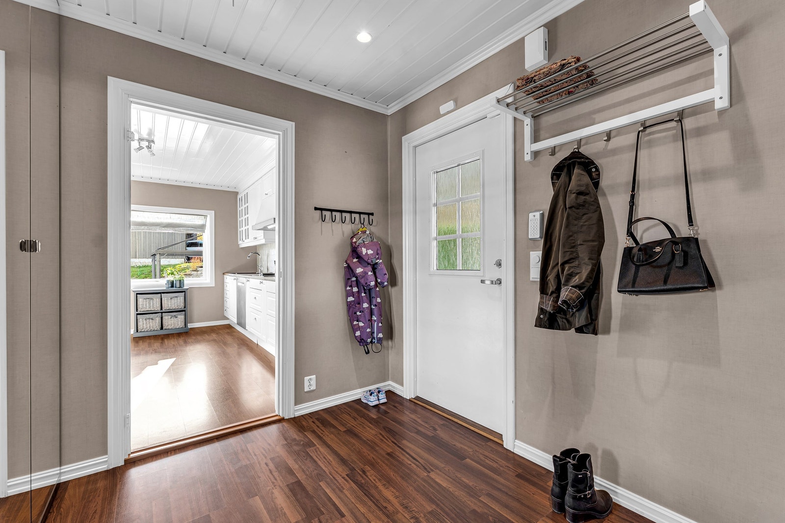 Lys og romslig entré med god plass til oppbevaring av yttertøy og sko. .jpg Galleribilde