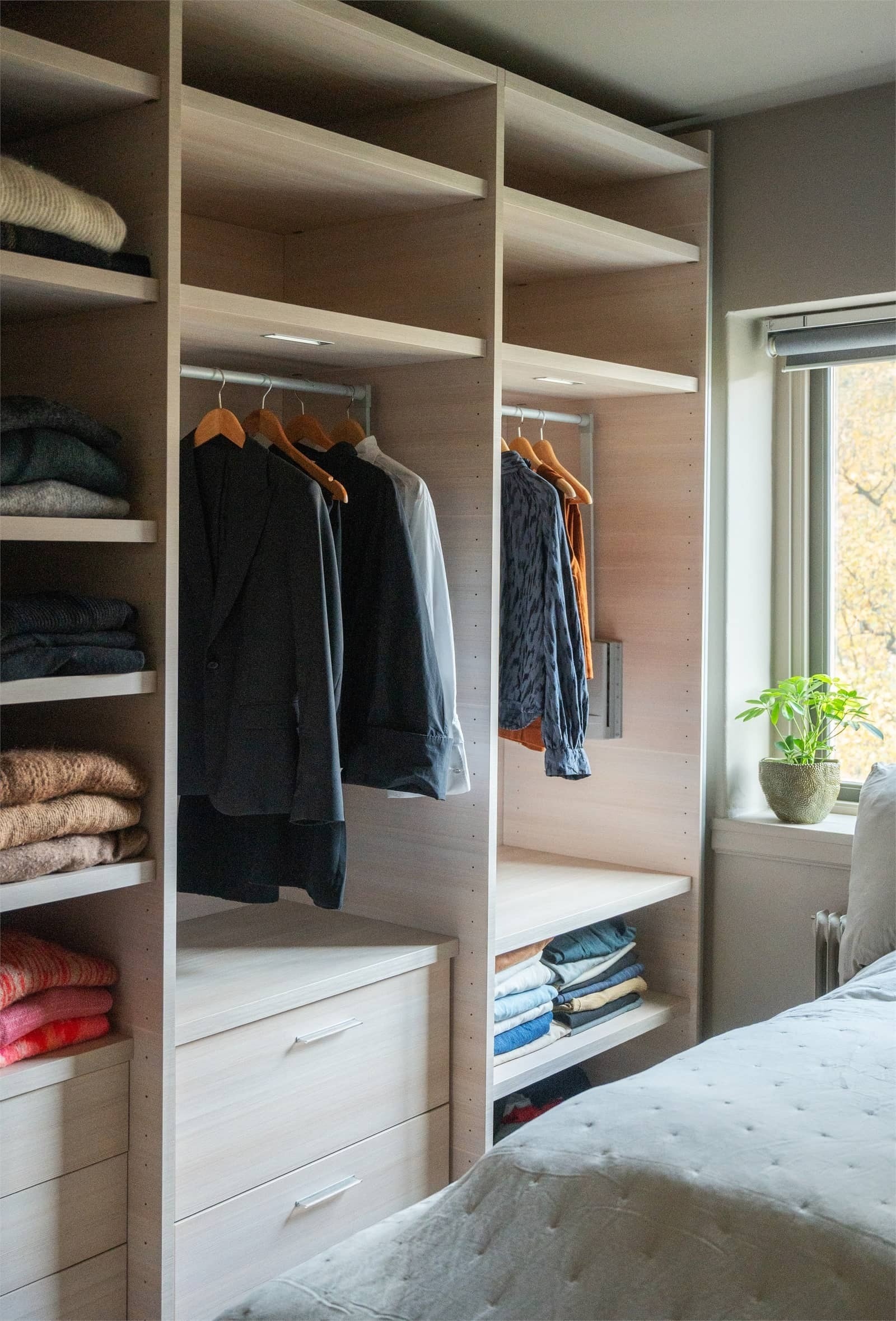 Garderobeløsning på soverom er tilgjengelig. Galleribilde