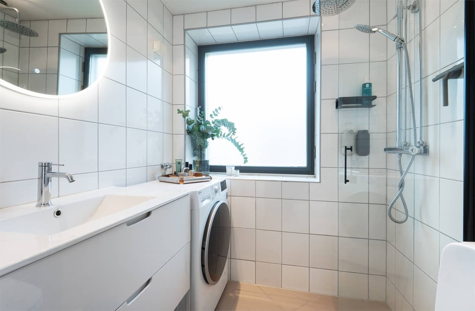 Flislagt baderom med varmekabler og opplegg for vaskemaskin. Galleribilde