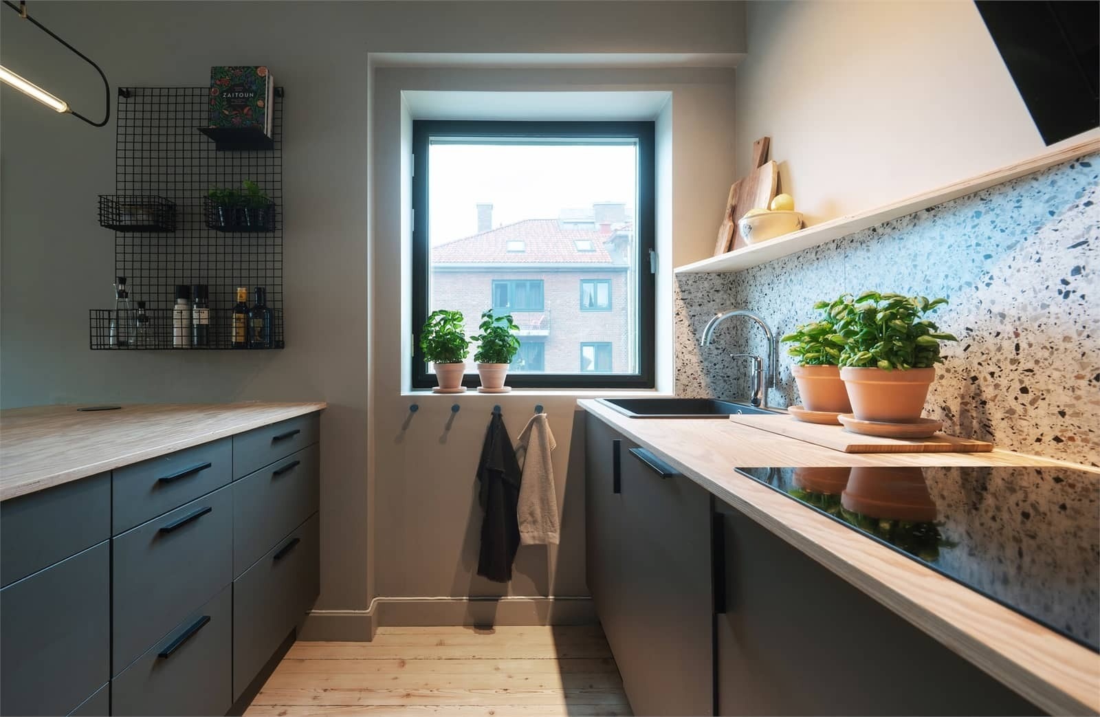 Her får du et stilfullt og praktisk kjøkken med god skap- og benkeplass, skreddersydd til leiligheten. Galleribilde