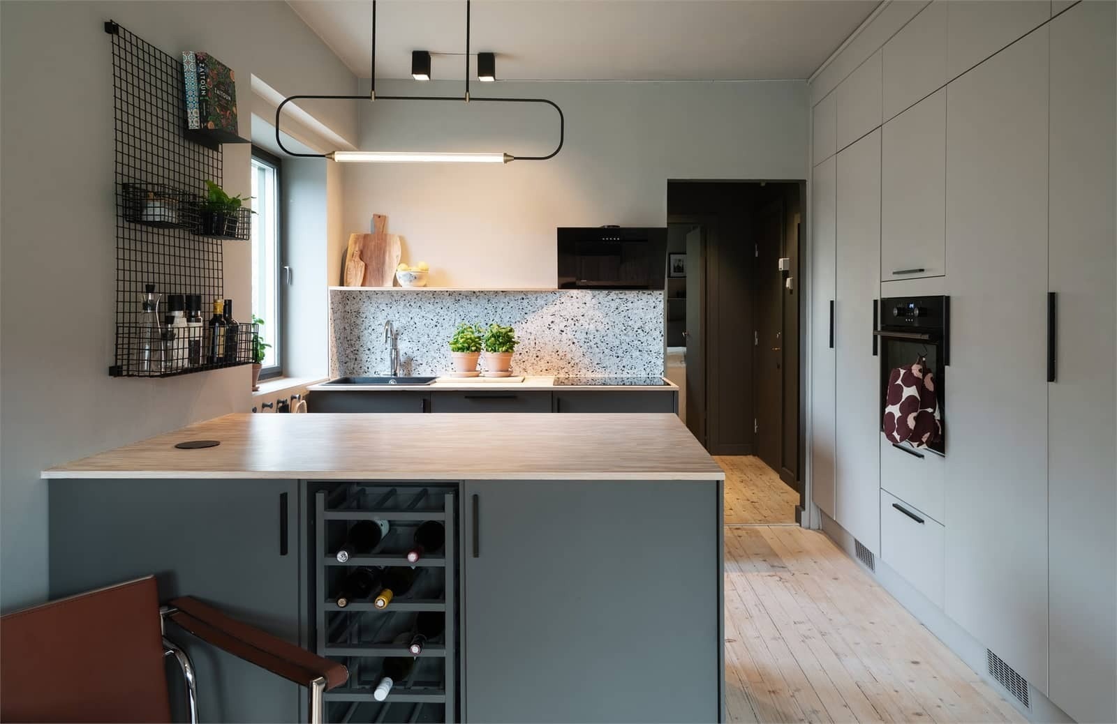 Kjøkkeninnredningen er fra HTH og var ny i 2019. Galleribilde