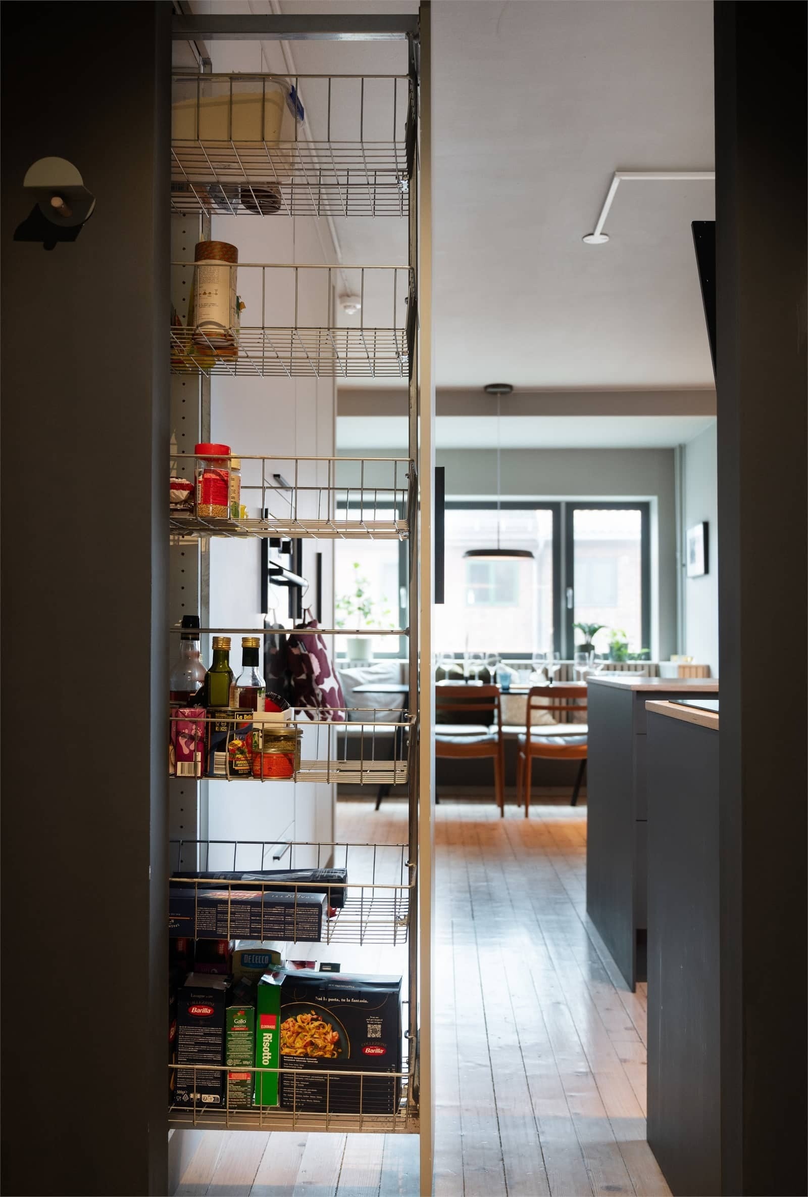 Gulv-til tak kjøle- og fryseløsninger og masse lagringsplass er en sjelden luksus i mindre leiligheter. Galleribilde