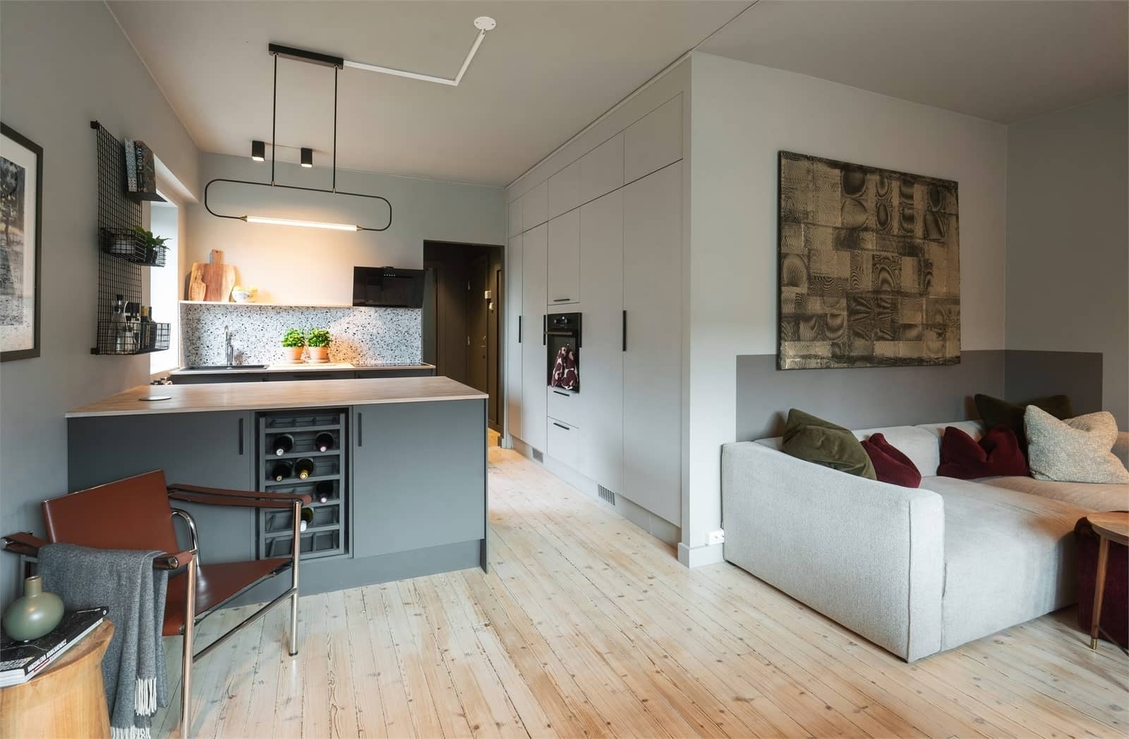 Leiligheten har delikate fargevalg, originale tregulv og moderne standard med kjøkken fra 2019. Galleribilde