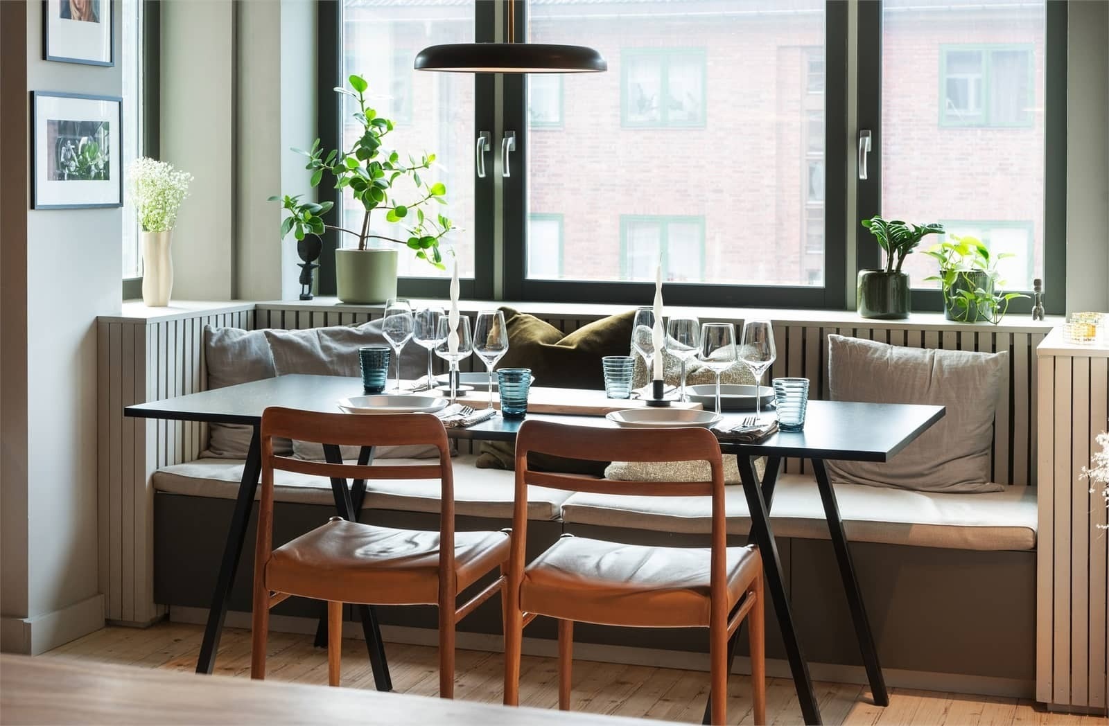 Leiligheten har gjennomtenkte løsninger med blant annet plassbygd sittebenk med integrert oppbevaring. Galleribilde