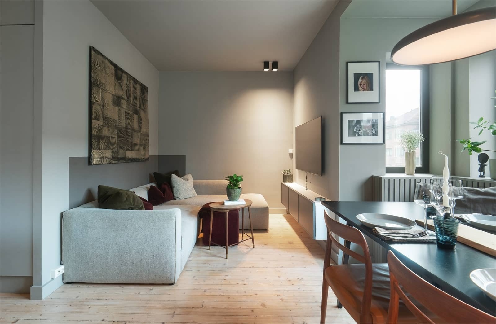 Stuen har plass til sofa og TV-møbler som får sin naturlige plass innerst i rommet. Galleribilde