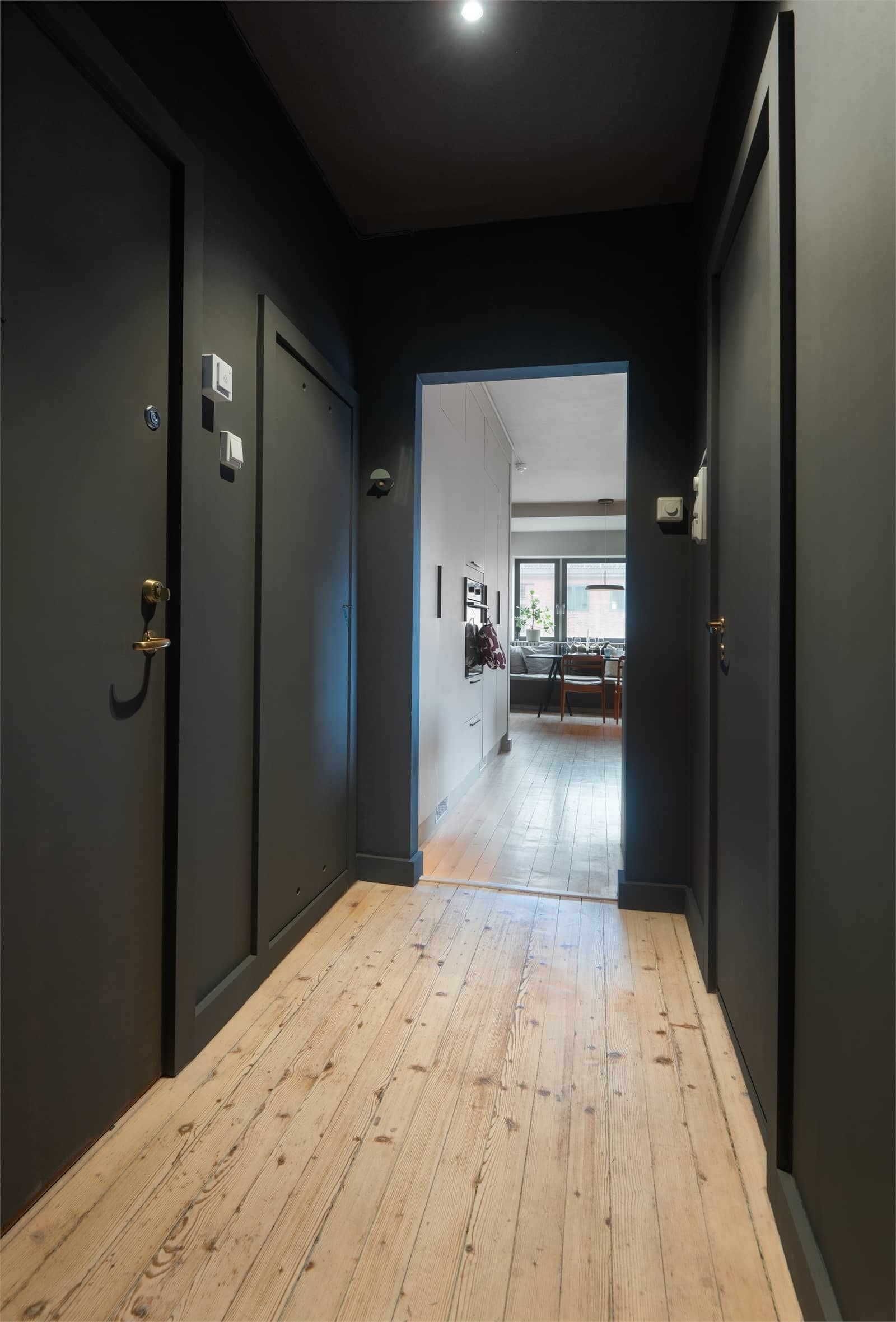 Leiligheten har god innvendig lagringsplass i bod, perfekt for oppbevaring av støvsuger, strykebrett og lignende.
Det fins også en kjellerbod på 4kvm. Galleribilde