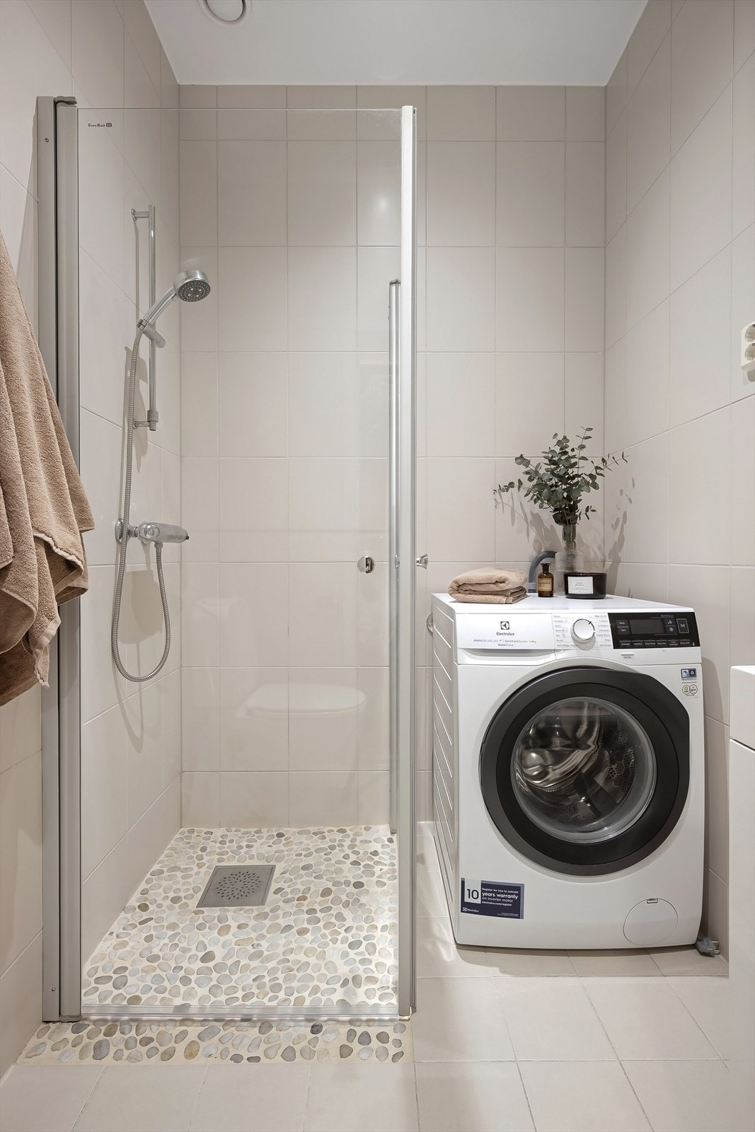 Pent flislagt bad med elektrisk gulvvarme. Galleribilde