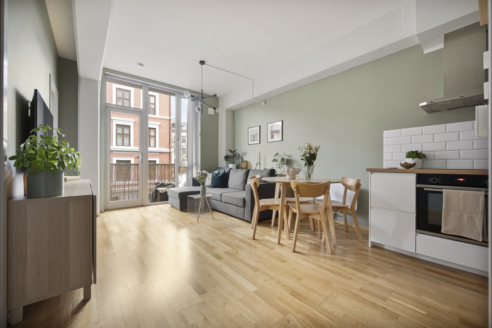 Lys stue med store vindusflater som gir rikelig med lysinnslipp. Galleribilde