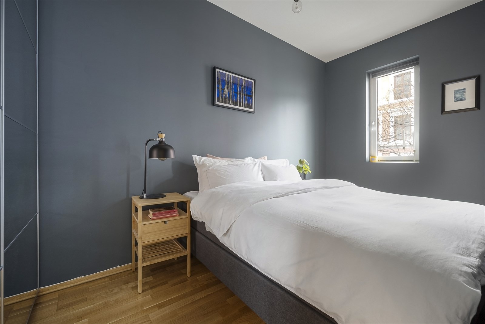 Soverom av god størrelse med plass til dobbeltseng, nattbord og garderobeskap. Galleribilde