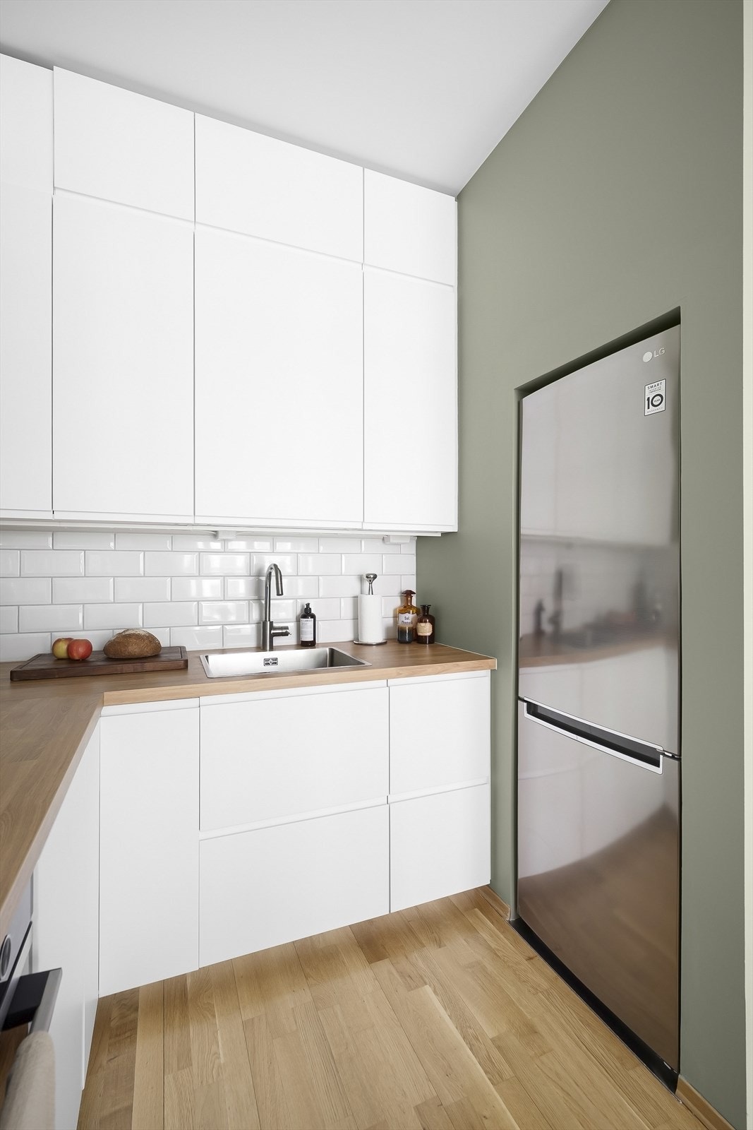 Smart plassering av frittstående kjøl/frys og skuffeløsning i benkeskapene. Galleribilde