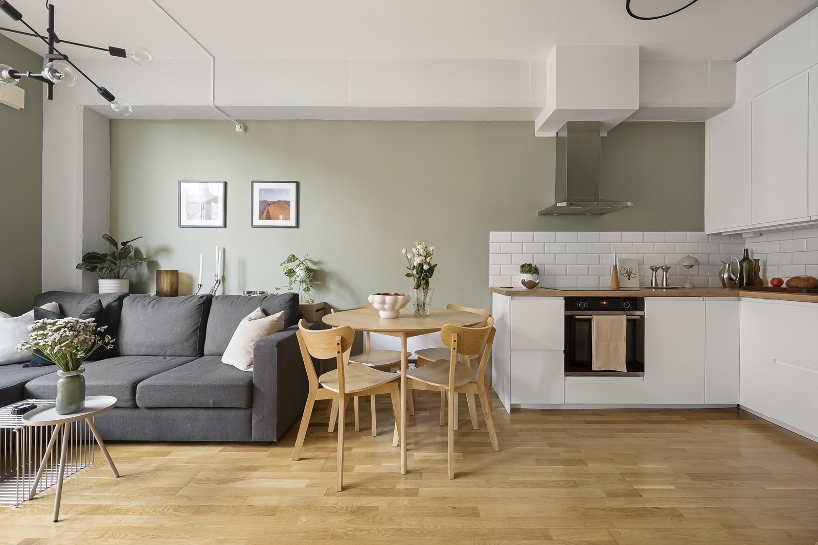 En sosial og åpen løsning mellom stue og kjøkkenet. Galleribilde