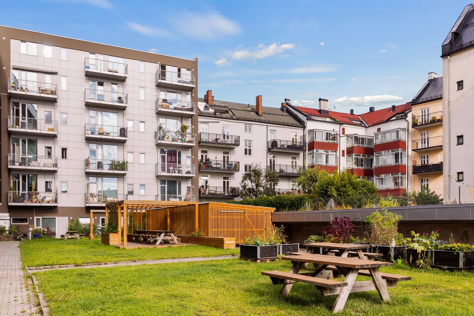 Stor avlåst sykkelbod i bakgården. Galleribilde