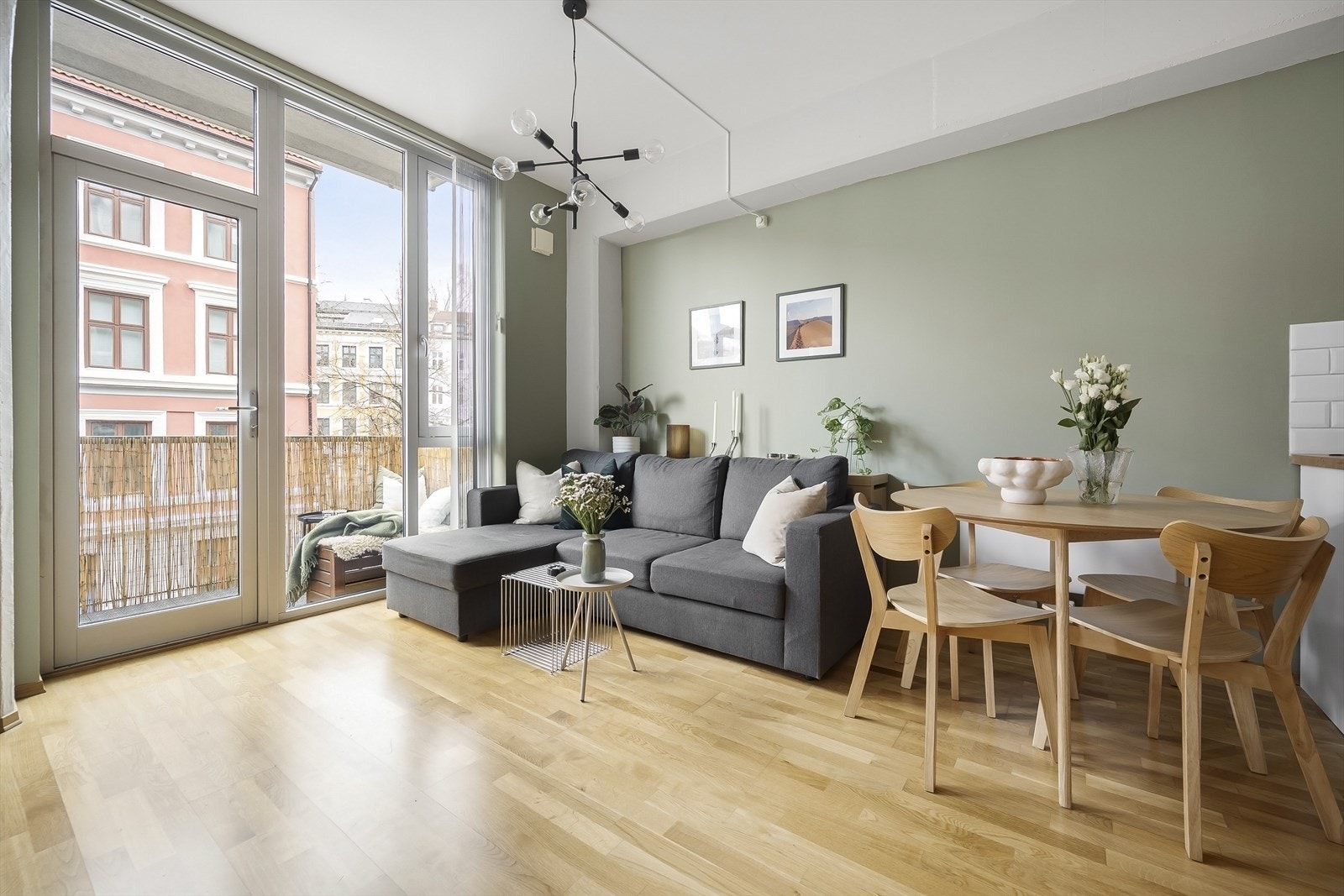 Stuen kan enkelt innredes med sofagruppe, spisebord og tv-møblement. Galleribilde