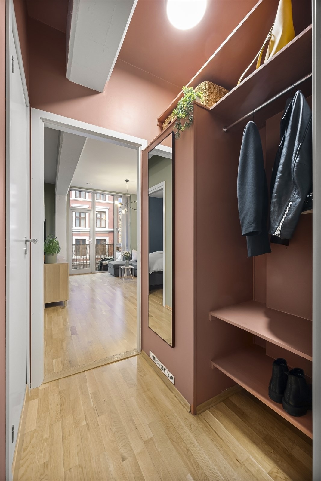 Praktisk entre med smart hylleløsning for ytterklær og sko. Galleribilde