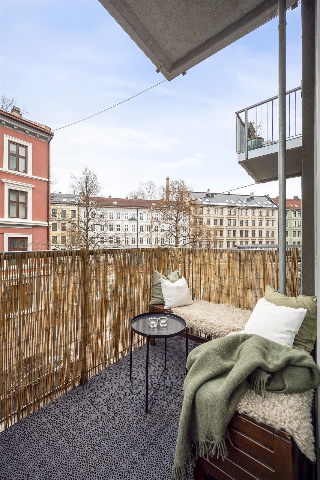 Balkongen er nordøstvendt på ca. 3,8 kvm. Galleribilde