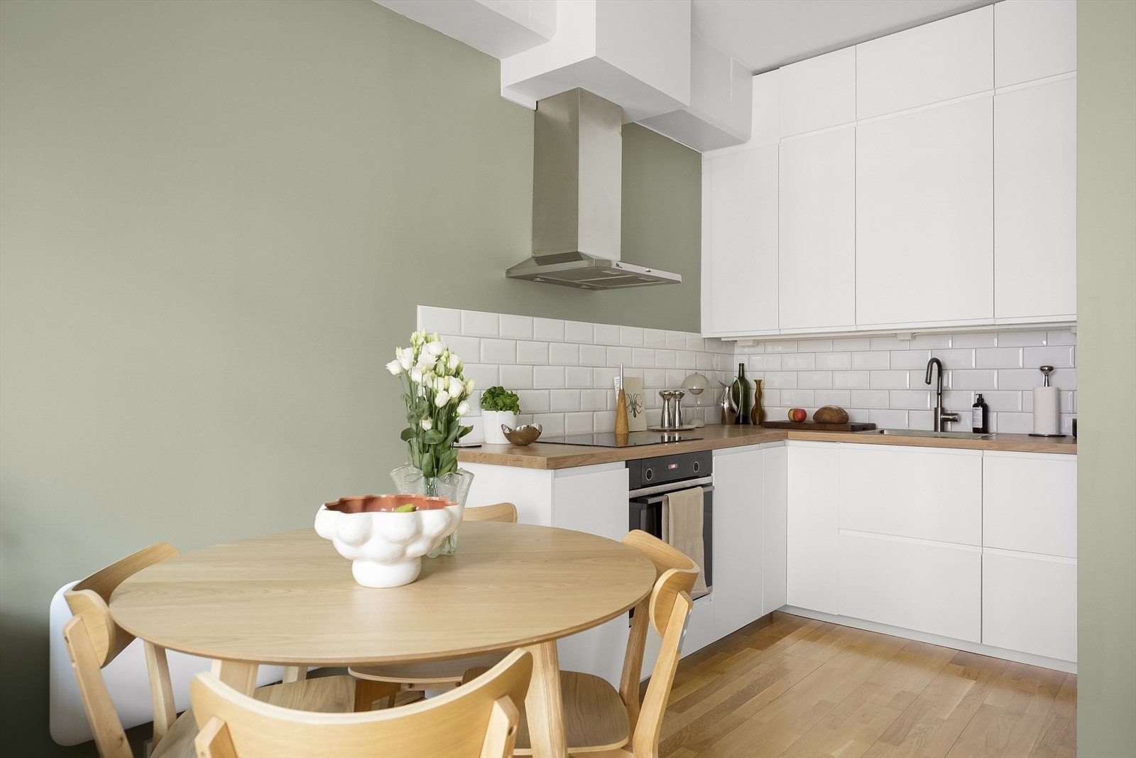 Det er plass til spisebord mellom stuen og kjøkkenet. Galleribilde