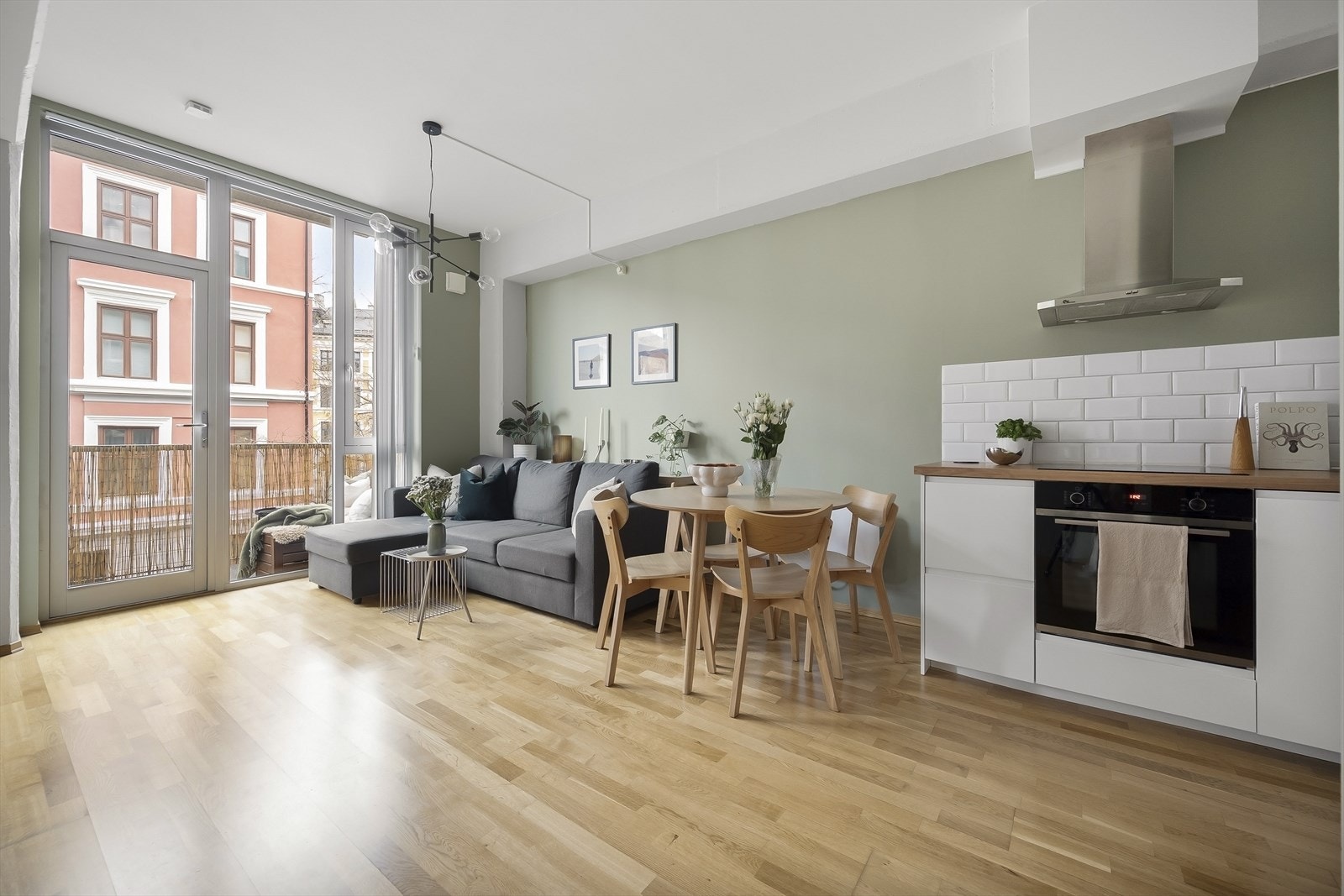 En åpen planløsning bestående av stue/kjøkken, bad og soverom. Galleribilde