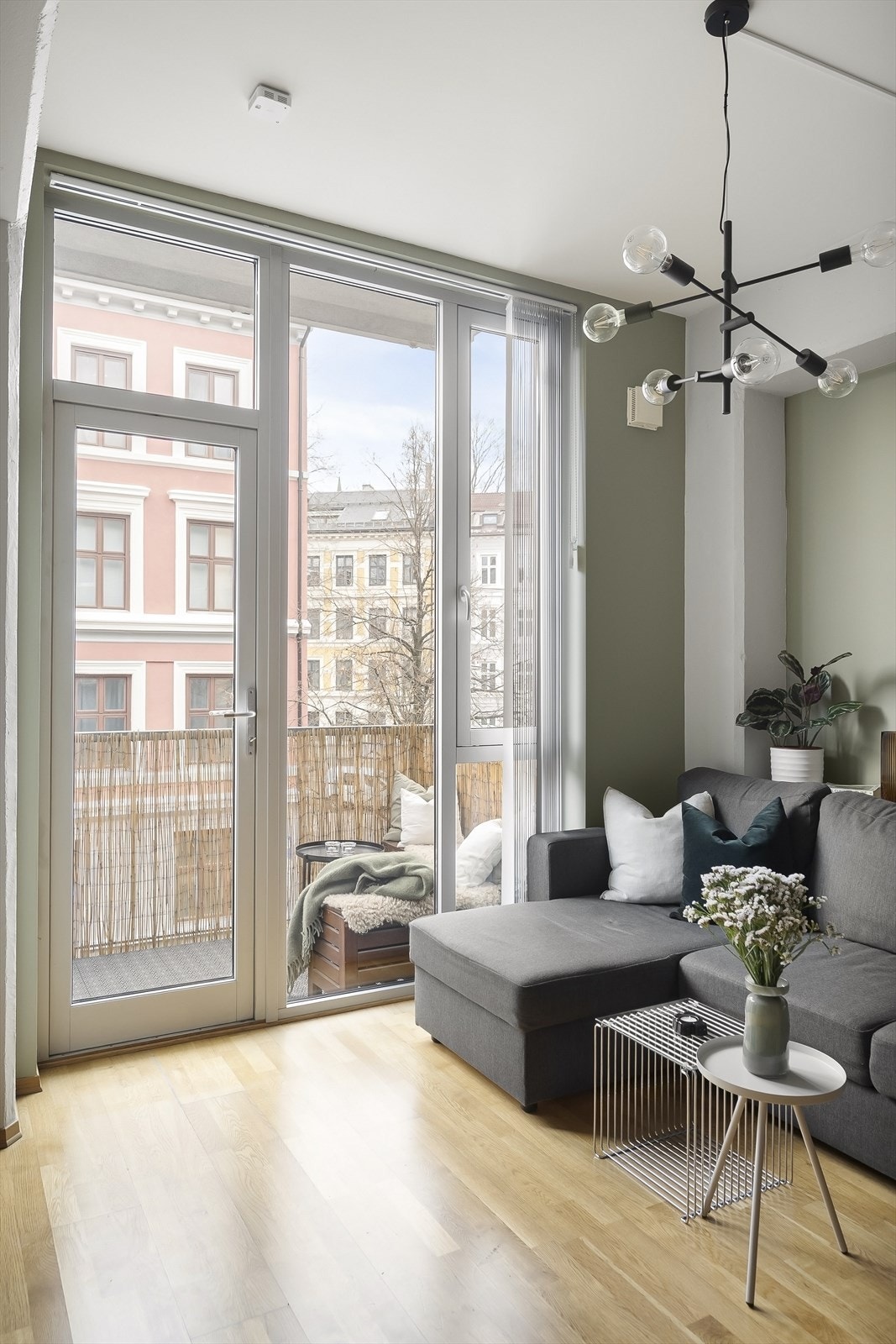 Stuen har en god takhøyde på 2,84 meter. Galleribilde